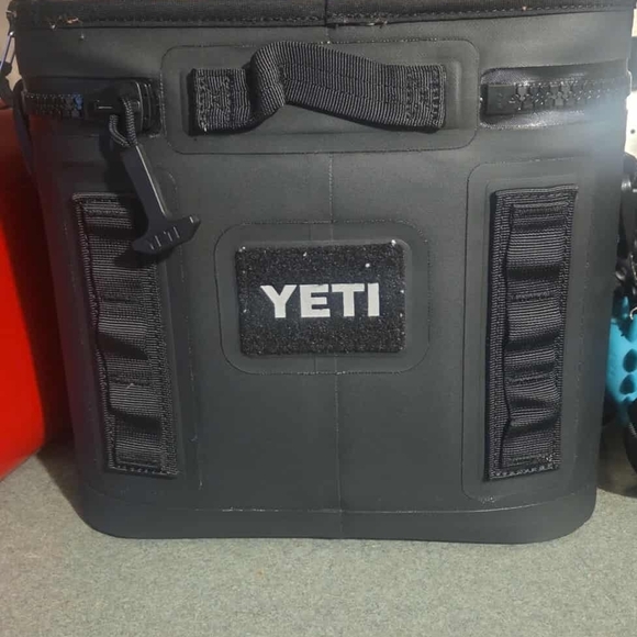 YETI Black Hopper Flip 8 - Picture 2 of 2
